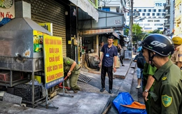 Đi bộ vài bước trên vỉa hè mà phải len lỏi giữa hàng quán, xe cộ