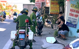 Đi xe máy điện kẹp ba không đội mũ bảo hiểm, nhóm học sinh bị phạt thụt dầu, buộc dắt bộ về