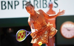Naomi Osaka gây choáng với váy ‘lấp lánh như tháp Eiffel’ ở Roland Garros