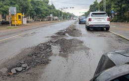 Sau vài cơn mưa đầu mùa, quốc lộ 19 lại hư hỏng, bong tróc mặt đường