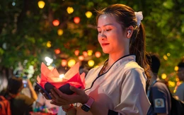Hàng ngàn người về chùa Pháp Hoa thả hoa đăng cầu bình an mùa Phật đản