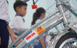 Báo Tuổi Trẻ phối hợp tặng xe đạp và hàng ngàn quyển tập cho học sinh Đồng Tháp