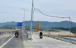 Người đi xe máy 'rối bời' khi vào đường gom cao tốc Chí Thạnh - Vân Phong, khu vực gần đèo Cả