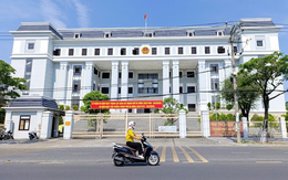 Nữ bị cáo khuyết tật trộm tiền quán bida, dùng một phần đóng học cho em, được hưởng án treo