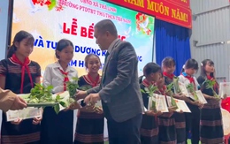 51 học sinh giỏi, xuất sắc được trao thưởng cây sâm Ngọc Linh giống