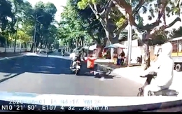 Đang chạy xe máy, người đàn ông bị đập vào đầu, ngã xuống đường