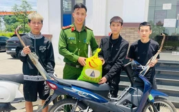 Nhiều quái xế ở Bắc Ninh nộp pô độ, nhận gạo thơm từ công an xã