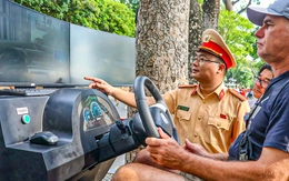 CSGT siêu cuốn sáng cuối tuần khi gần dân ở hồ Gươm