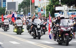 Du khách reo hò cổ vũ cả ngàn mô tô diễu hành trên cung đường biển Nha Trang