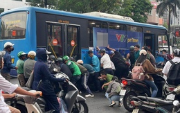 Hàng chục người nâng xe buýt để cứu người phụ nữ kẹt dưới gầm xe