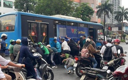 Nguyên nhân người phụ nữ kẹt dưới gầm xe buýt khiến hàng chục người phải nâng xe để giải cứu