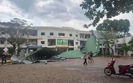 Dông lốc cuốn bay mái tôn trường tiểu học xuống sân