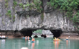 Xuồng chở 14 khách đắm trên vịnh Hạ Long, 3 người bị thương