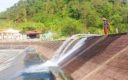 Dùng sà lan chở 23.000m³ nước ngọt 'giải tỏa cơn khát' cho dân đảo Hải Tặc