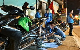 Nhóm thanh niên ở Bà Điểm sửa xe miễn phí giúp người đi đường lúc đêm khuya