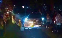 Dừng xe hơi choán gần hết làn ngược chiều, tài xế bị CSGT xử phạt