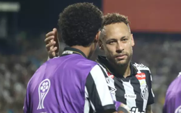 Giữa lúc bị tố tát khi tập, Neymar lại 'vỗ má' Robinho Jr trên sân