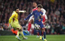 Arsenal may mắn thoát phạt đền hai lần trước Atletico?