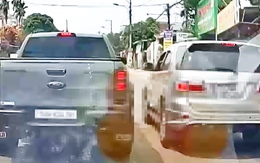 Dừng ô tô giữa ngã ba để nói chuyện, cả hai tài xế bị phạt tiền