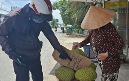 Sầu riêng tràn xuống đường: Sự thật đằng sau bảng giá '20k/kg'