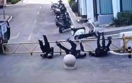 Ba thanh niên ngã chổng vó khi đang ngồi hóng gió