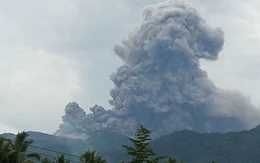 Núi lửa Indonesia phun cột tro cao 10km, 20 người leo núi mắc kẹt