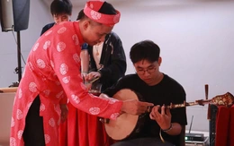 Sinh viên ‘làm sống lại’ pháp lam Huế, tranh Hàng Trống bằng workshop và mạng xã hội