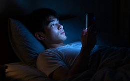 Vì sao càng dùng điện thoại, bạn càng khó ngủ?
