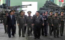Ông Kim Jong Un thị sát sản xuất đại bác tầm bắn đến tận Seoul