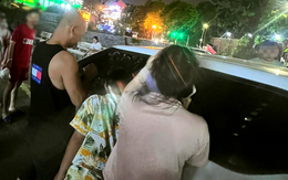Bé 3 tuổi bị nhốt trong ô tô vì một lỗi sơ đẳng của người lớn, phải dùng mẹo mở cửa