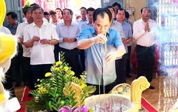 Bộ trưởng Bộ Nông nghiệp và Môi trường Trịnh Việt Hùng viếng Lăng Ông Nam Hải ở Cần Thơ