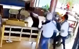 Điều tra vụ nhóm thanh niên mang hung khí xông vào quán cà phê chém người