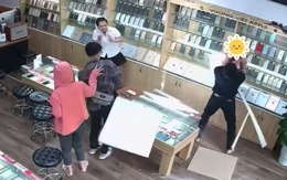Chàng trai cứu bé gái thoát nạn khi rơi từ trần nhà xuống