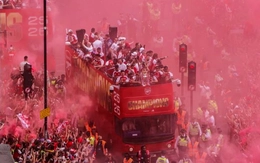 Cổ động viên Arsenal 'nhuộm đỏ' London, mừng vô địch Premier League