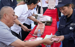 Ông chủ thích phát tiền nhất Trung Quốc chi 20 tỉ tiền mặt cho nhân viên về quê gặt lúa