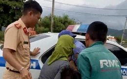 Cảnh sát giao thông dùng xe chuyên dụng đưa người đàn ông nghi đột quỵ đi cấp cứu