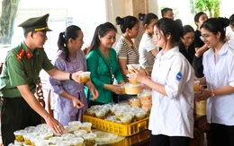 Bữa cơm gia đình ấm áp yêu thương dành cho các sĩ tử xã đảo xa nhà ngày thi tốt nghiệp