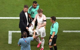 Video: Hài hước cảnh cầu thủ rách áo, phải ra thay giữa chừng ở World Cup 2026