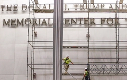 Tên Tổng thống Trump đã bị gỡ khỏi biển hiệu Trung tâm Kennedy