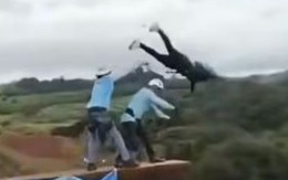 Brazil: Bị đẩy nhảy bungee khi chưa thắt dây an toàn, cô gái 21 tuổi thiệt mạng