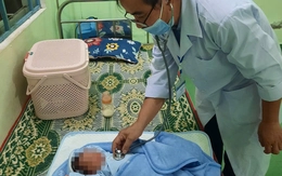 Bé gái sơ sinh bị bỏ rơi trong chiếc giỏ màu hồng kèm thư nhờ nhận nuôi
