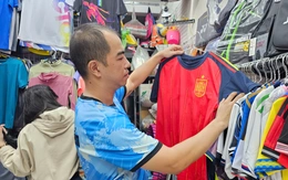 Ăn theo World Cup: Đồ thể thao thấp thỏm, quán cà phê chi tiền triệu dựng màn chiếu kéo khách