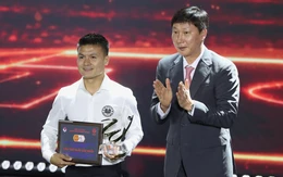 HLV Kim Sang Sik trao danh hiệu Cầu thủ xuất sắc nhất V-League cho Quang Hải