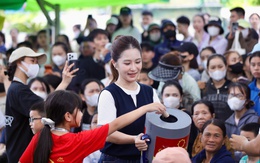 Hương Tràm trao tặng 1.000 phao cứu sinh khi trở về Nghệ An ghi hình 'Mái ấm gia đình Việt'
