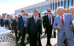 Thủ tướng Lê Minh Hưng xem các sản phẩm công nghiệp mũi nhọn của Tatarstan