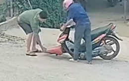 Người đàn ông say rượu liên tục 'vồ ếch' khi chạy xe máy