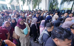 Hơn 1.000 người xếp hàng dài gần 2km để xin việc ở Malaysia