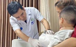 Bị cuốn tay vào máy dập cốc, bệnh nhi 2 tuổi gần đứt rời bàn tay