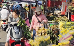 Tiểu thương ngóng khách Tết Đoan ngọ, bánh ú, trái cây  ê hề