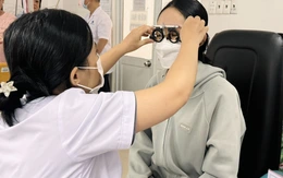 Cận thị học đường tăng vọt, TP.HCM ghi nhận hơn một nửa học sinh mắc tật khúc xạ